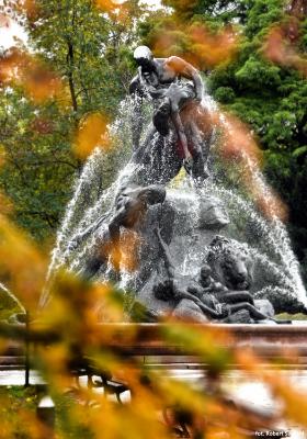 Jeszcze jeden ważny punkt na mapie Bydgoszczy: Fontanna Potop, spektakularna, wielofigurowa, wysoka na sześć metrów kompozycja przedstawiająca scenę z biblijnego potopu. Mieszkańcy i turyści powiadają, że każdy, kto odwiedzi Bydgoszcz, powinien ją zobaczyć i obfotografować. Dzieło berlińczyka Ferdynanda Lepckego ma ponad sto lat tradycji – wzniesione w 1904 r. w dawnym ogrodzie Regencji bydgoskiej, wiernie odbudowane w 2004 r., dziś jest centralnym punktem parku im. Kazimierza Wielkiego. Podświetlana o zmroku, fontanna zachwyca. Latem w jej pobliżu odbywają się koncerty muzyki operowej.