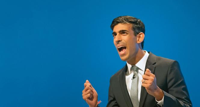 Premier Rishi Sunak jest dla wielkiej indyjskiej diaspory zarazem kimś, z kim można się utożsamiać, i kimś, kto należy do wąskiego elitarnego kręgu.