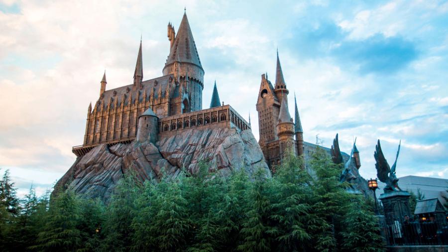 Wiernie odtworzony Hogwart można odwiedzić w parku rozrywki Universal Studios Hollywood.
