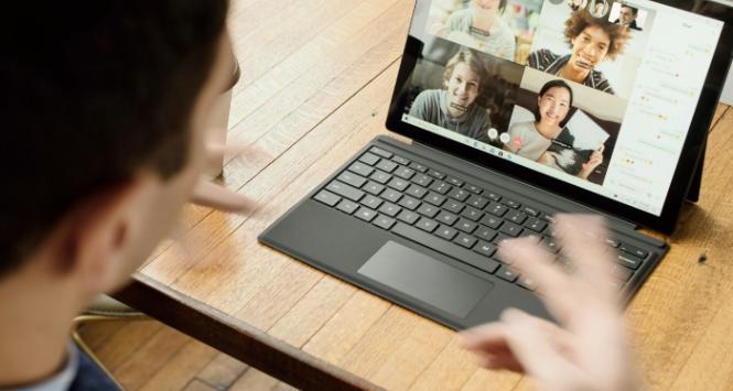 Problemy z połączeniem internetowym podczas wideorozmowy mogą negatywnie wpłynąć na decyzje o zatrudnieniu, zaufanie do medyków czy decyzje sądów.