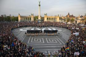 Antyrządowa manifestacja w Budapeszcie przeciwko ograniczeniu uprawnień Uniwersytetu Środkowoeuropejskiego (CEU)