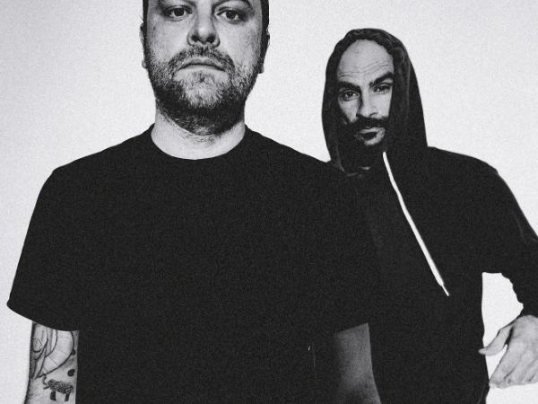 Emade i Fisz (w kapturze).