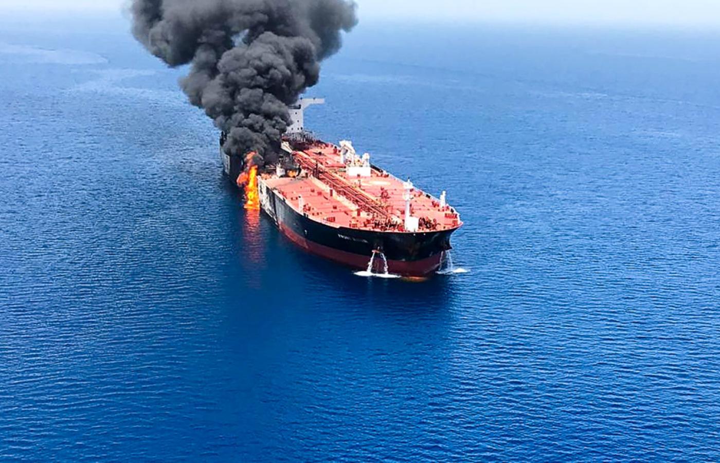 Płonący tankowiec w Zatoce Omańskiej
