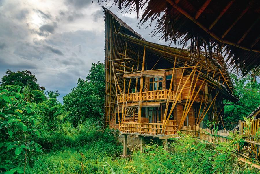 Dom zaprojektowany przez Effana Adhiwirę. Znajduje się nad jeziorem Poso w Indonezji. Zbudowano go niemal wyłącznie z bambusa.