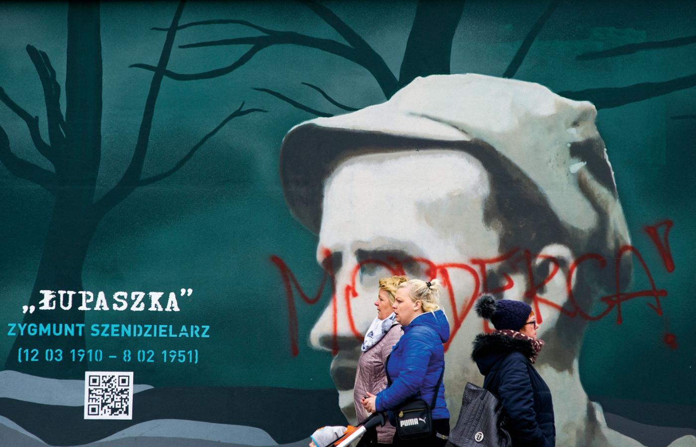 Na gdańskim muralu z żołnierzem wyklętym w 2017 r. pojawił się komentarz.