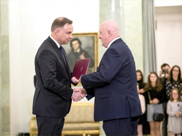 Prezydent Andrzej Duda i przewodniczący PKW Sylwester Marciniak podczas powoływania nowych członków Państwowej Komisji Wyborczej w styczniu 2020 r.