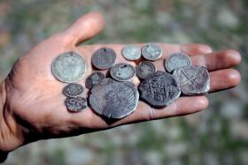 Srebrne monety zrobione z rudy wydobytej w andyjskiej kopalni Cerro Rico.