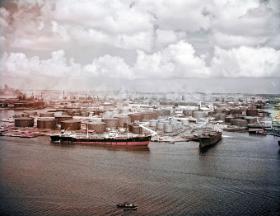 Rafineria ropy naftowej, jedna z największych na świecie, na wyspie Curaçao u wybrzeży Wenezueli, 1948 r.