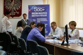 Żeby otrzymać 500 zł już na pierwsze dziecko, dochody w rodzinie nie mogą być wyższe niż 800 zł na głowę.