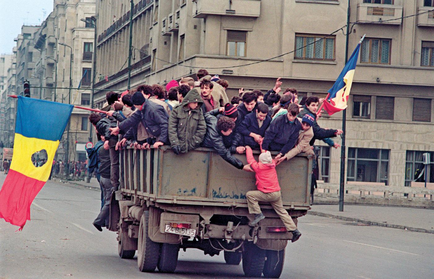 Uczestnicy protestów w Bukareszcie, grudzień 1989 r.