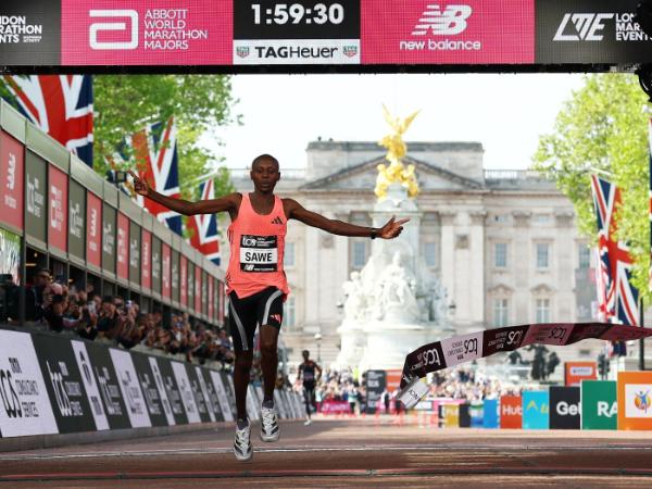 Kenijczyk Sabastian Sawe przekracza linię mety londyńskiego maratonu, łamiąc historyczną barierę 2 godzin. Londyn, 26 kwietnia 2026 r.