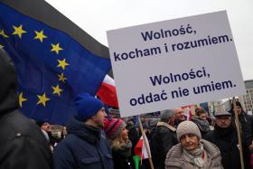 „W walce bez przemocy śmiech jest bardzo skuteczny. Im bardziej autorytarna jest władza, tym się bardziej nadyma, więc łatwo ją ośmieszać”.