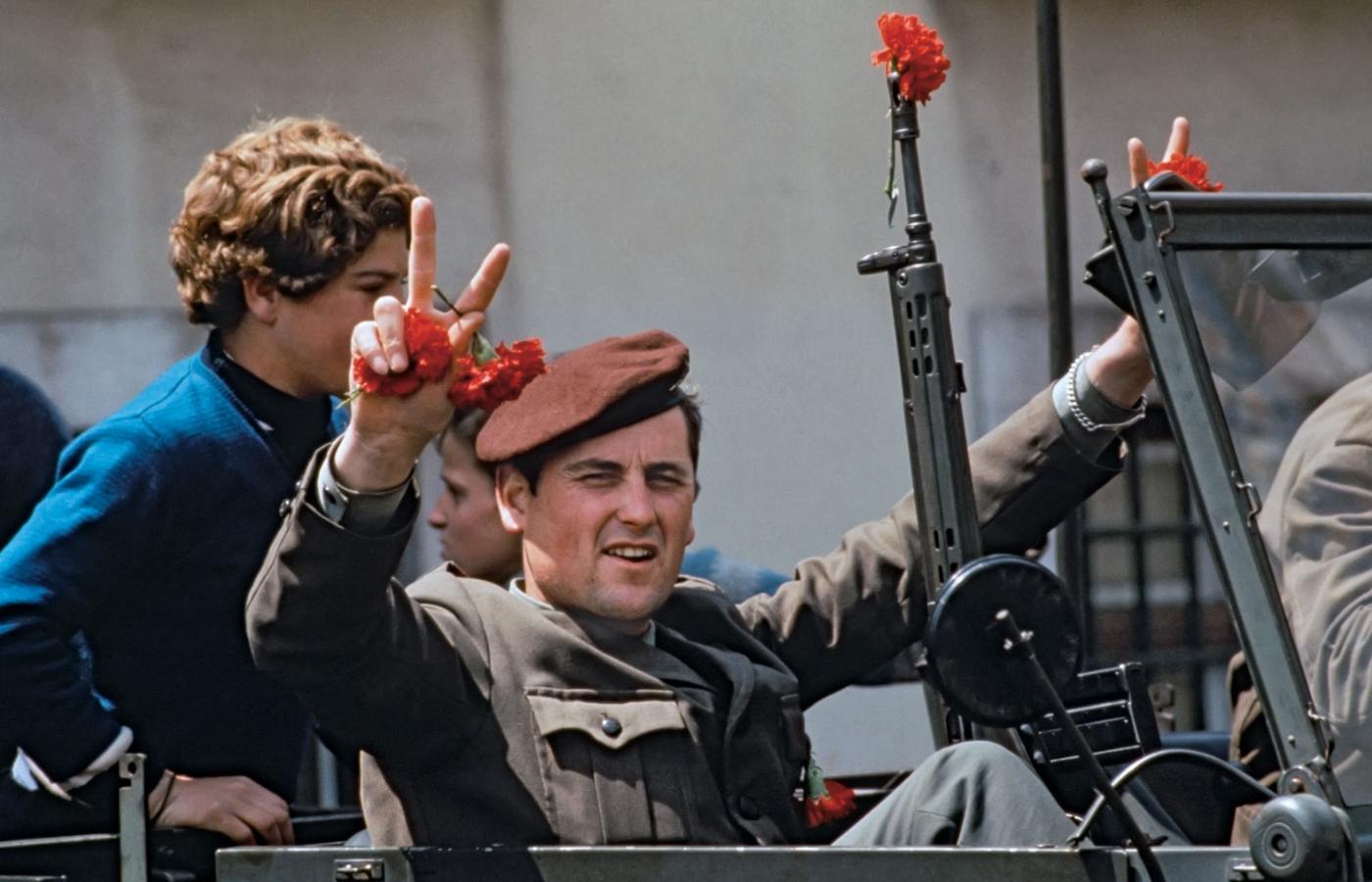 Żołnierze na ulicach Lizbony z goździkami, symbolem rewolucji, 28 kwietnia 1974 r.