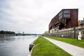 Muzeum i Ośrodek Dokumentacji Sztuki Tadeusza Kantora Cricoteka w KrakowieAutorzy: nsMoonStudio i Wizja Sp. z o.o.Mimo bardzo nowoczesnej formy nowy gmach świetnie zespolił się z zabytkowym budynkiem elektrowni, tworząc nad Wisłą kolejną wyrazistą i niebanalną jakość architektoniczną.