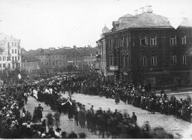 Wilno, koniec kwietnia 1919. Kondukt żałobny ofiar walk o miasto.