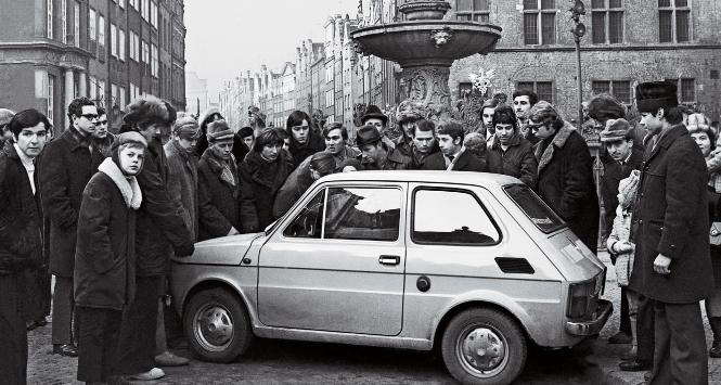 Maluch, czyli Fiat 126, wystawiony na Długim Targu wzbudził ogromne zainteresowanie wśród mieszkańców Gdańska, grudzień 1972 r.