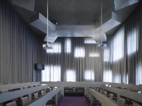 We wszystkich budynkach pomieszczenia zaprojektowano tak, by wpadało do nich jak najwięcej naturalnego światła. Zadbano też o najnowocześniejsze pomoce technologiczne - cyfrowe tablice, projektory, sprzęt do prowadzenia telekonferencji.