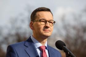 Morawiecki z zapałem uzwyczajnia swoją politykę, prezentuje ją jako normalne trudzenie się rządzeniem, z myślą o ludziach i dobrobycie.