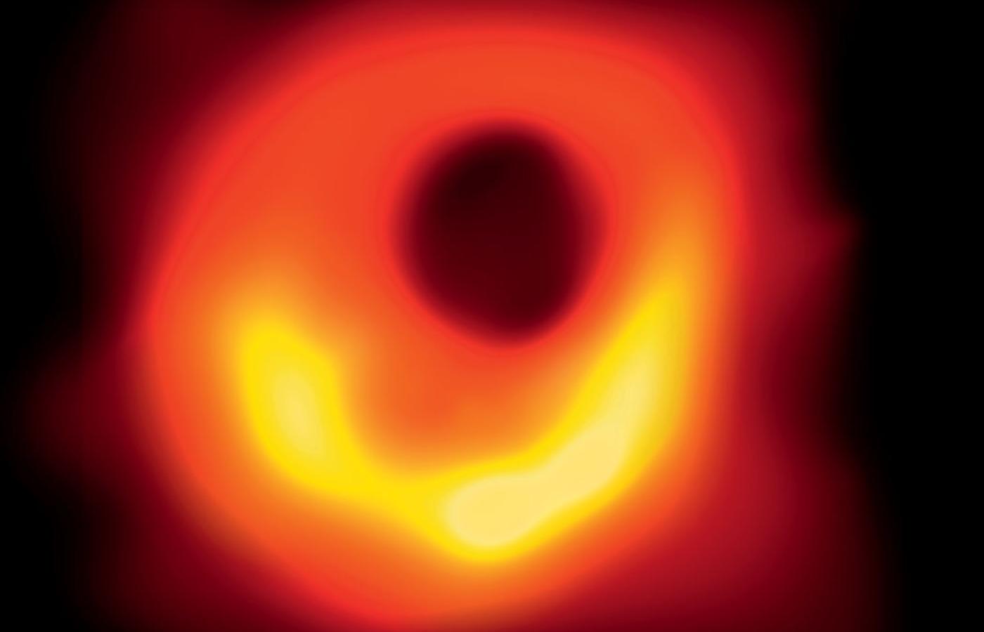 Czarna dziura w Galaktyce Messier 87 zwanej też Panną A. Zdjęcie ukazuje jej cień oraz rozgrzany dysk otaczającej ją materii.