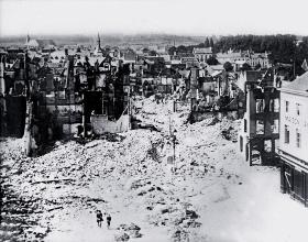Zniszczone przez Niemców Louvain - 2 tys. domów zostało zmienionych w popiół, zginęło 248 osób.
