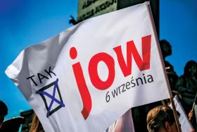 3 x obojętneTo była klapa roku, w dodatku wyjątkowo kosztowna. Za ponad 80 mln zł zorganizowano 6 września ogólnopolskie referendum, w którym wzięło udział ledwie 7,8 proc. uprawnionych do głosowania. Pomysł zrodził się spontanicznie w nocy po I turze wyborów prezydenckich, kiedy w sztabie Bronisława Komorowskiego zastanawiano się, jak zdobyć głosy oddane na innych kandydatów – przede wszystkim na Pawła Kukiza. Uradzono, że prezydent zaproponuje obywatelom, aby wypowiedzieli się w kwestii sztandarowego pomysłu Kukiza, czyli jednomandatowych okręgów wyborczych. Do tego dodano pytania o finansowanie partii z budżetu oraz interpretację prawa podatkowego na korzyść podatnika. Tematy referendum nie były konsultowane z Platformą, co wywołało ferment w partii. Politycy PO mniej lub bardziej otwarcie krytykowali posunięcie prezydenta, ostrzegali, że nie będą się angażować w kampanię referendalną. Również Andrzej Duda chciał dać Polakom możliwość wypowiedzenia się i przy okazji wyborów parlamentarnych zorganizować swoje referendum dotyczące obniżenia wieku emerytalnego, zniesienia obowiązku szkolnego dla sześciolatków oraz ochrony Lasów Państwowych. Senat jednak odrzucił prezydencki projekt i oszczędził tym samym kolejne dziesiątki milionów.