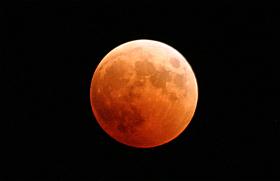 W świecie ulicznych latarni, włączonych reflektorów i kolorowych neonów wielu z nas zapomniało, że nocą na niebie pokazuje się Księżyc.