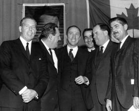 Pierre Trudeau (w środku), premier Kanady w latach 1968-84. To on pchnął Kanadę na liberalne tory.