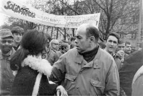 Jacek Kuroń podczas manifestacji pierwszomajowej w Warszawie w 1989 r.