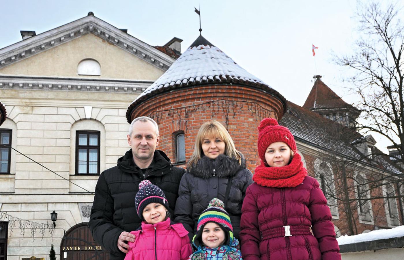 Rodzina Svyrydov, Oleksii i Marina z córkami, przyjechała do Nałęczowa zaproszona za pośrednictwem Kościoła przez polską rodzinę.