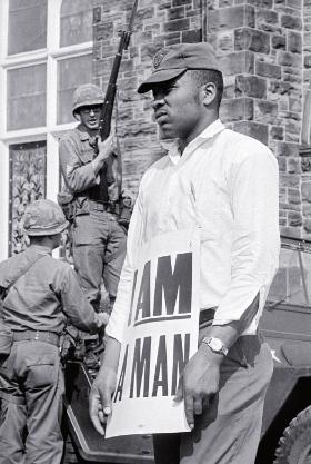 Afroamerykanin protestujący w centrum Memphis z plakatem „Jestem człowiekiem”, 1968 r.
