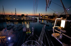 Widok na Francuskie La Rochelle z masztu jachtu Hatfielda.