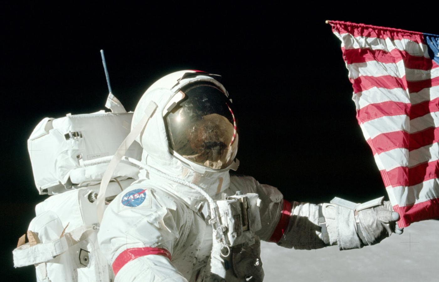 Neil Armstrong chodzący po księżycu