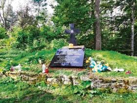 Sporna tablica pamięci na górze Monasterz koło wsi Werchrata.