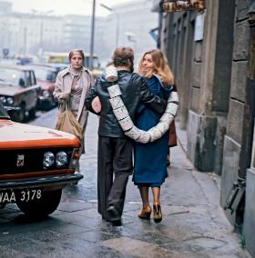 Problem z dostawami papieru toaletowego był jednym z tych, których w PRL nie udało się rozwiązać. Warszawa, lata 70.