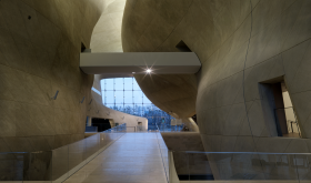 ... za niezwykłe połączenie skromności na zewnątrz z dekonstruktywistycznym rozmachem wnętrz.