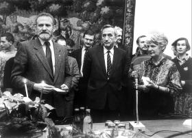 1989 r. – wigilia parlamentarzystów demokratycznej opozycji wybranych w czerwcowych wyborach. Bronisław Geremek, Tadeusz Mazowiecki, Zofia Kuratowska.