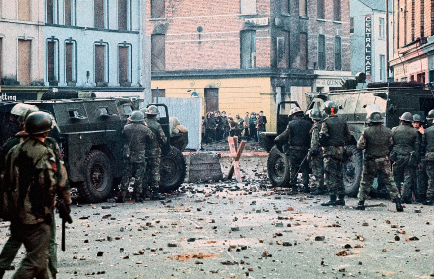Londonderry, 30 stycznia 1972 r., na chwilę przed masakrą, podczas której brytyjscy spadochroniarze zastrzelili 14 demonstrantów.