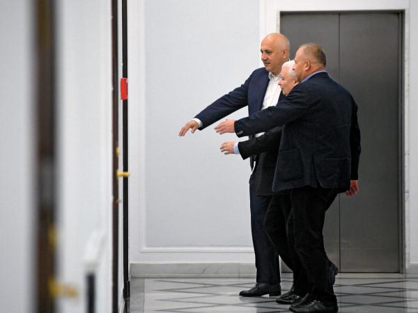 Jarosław Kaczyński i Joachim Brudziński w Sejmie
