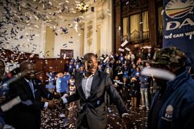 Partia Mandeli ma już z kim przegrać. 36-latek Mmusi Maimane, czarnoskóry przywódcaSojuszu Demokratycznego, świetnie łapie kontakt z tłumem, tańczy, śpiewa, kochają gokamery.