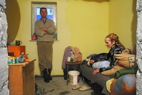 Stefania Wojtalik z wnukiem w przybudowówce.