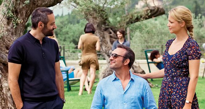 Jean Dujardin jako Alexandre (pośrodku), obok Virginie Efira i Cédric Kahn