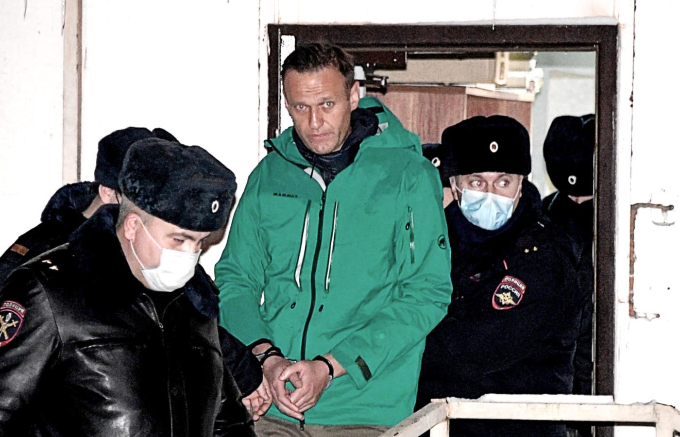 Aleksiej Nawalny wyprowadzany z aresztu w Chimkach