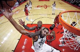 Walka na całego, na pierwszym planie Rudy Gobert (Utah Jazz).