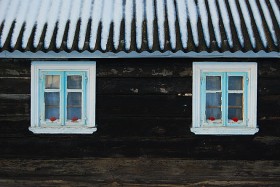 Chałupa w Nietupie. Ma 120 lat. Spuszczele przeorały ściany jak sito.