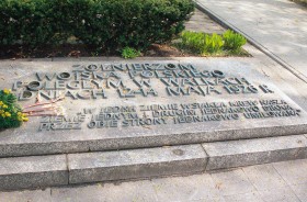Na płycie, kryjącej zbiorowe prochy ofiar przewrotu majowego na warszawskich Powązkach, umieszczono cytat z rozkazu pojednawczego, wydanego przez Józefa Piłsudskiego 22 maja 1926 r.