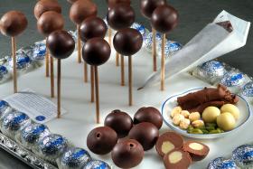 Jedyne właściwe kulki Mozarta

Jeśli ktoś twierdzi, że za kulkami Mozarta (Mozartkugel) nie przepada, to znaczy, że nigdy nie próbował tych prawdziwych. Bo należy wiedzieć, że na rynku dostępne są prawdziwe i nieprawdziwe, z tym że te jedyne właściwie (znak rozpoznawczy: srebrno-niebieskie sreberko) można kupić tylko w Salzburgu. Prawdziwe kulki Mozarta wyrabia się ręcznie od 1890 r., kiedy to zostały wynalezione przez cukiernika Paula Fürsta. Jego potomek Norbert nadal prowadzi cukiernię Fürst przy Brodgasse.