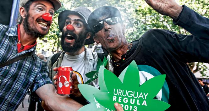 Urugwajczycy świętują zatwierdzenie przez senat ustawy zezwalającej na uprawę marihuany, jej sprzedaż i palenie. Ostatecznie weszła w życie w 2017 r.