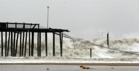 Ze ścianą wody takie delikatne konstrukcje nie mają szans. Na fot. uderzenie w Ocean City w stanie Maryland.