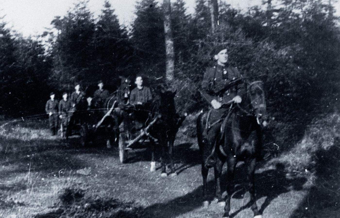 Waldemar Szwiec, „Robot”, na czele żołnierzy niedaleko zdobytej przez nich miejscowości Końskie w Górach Świętokrzyskich.
