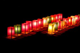 W niektórych regionach latarenki puszcza się na wodę.